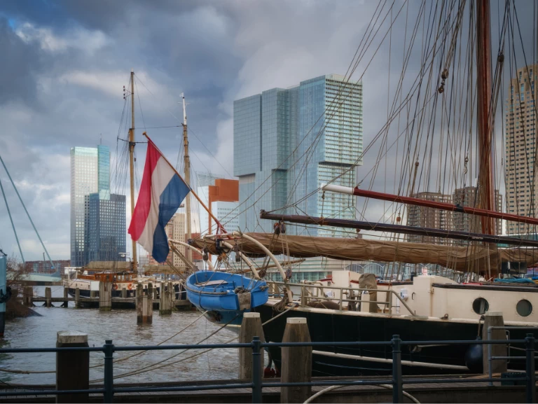 Holandia miasto w tle portu i flaga