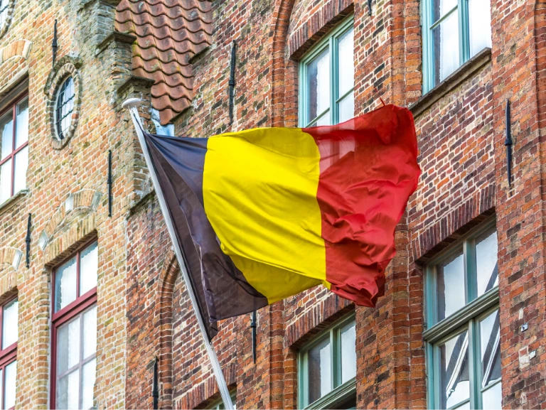 Belgia flaga na budynku